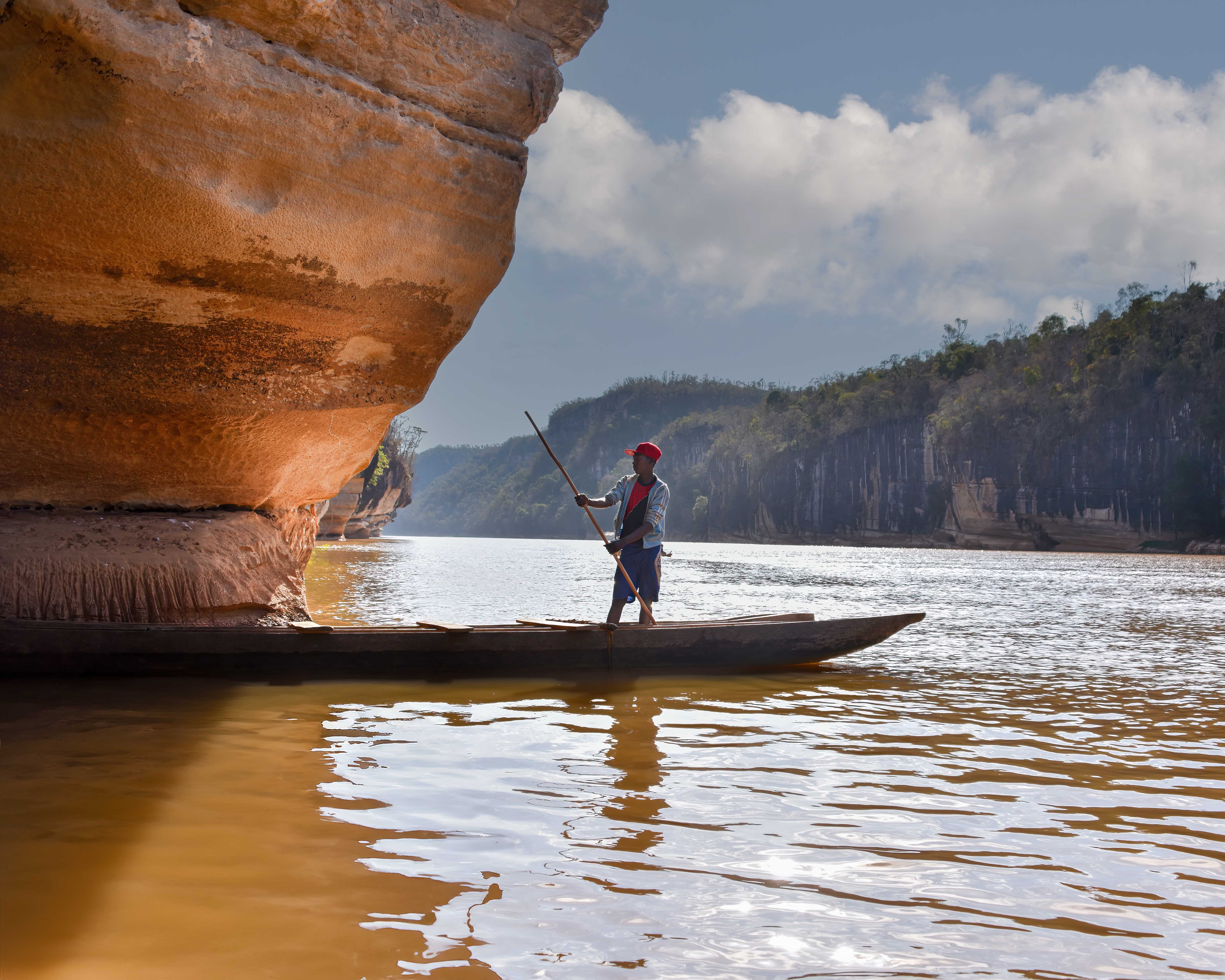 Fleuve Manambolo et falaises karstiques
